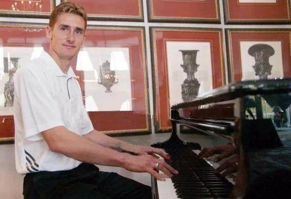 踢球和乐器两不误，足球界的音乐家们有多疯狂！