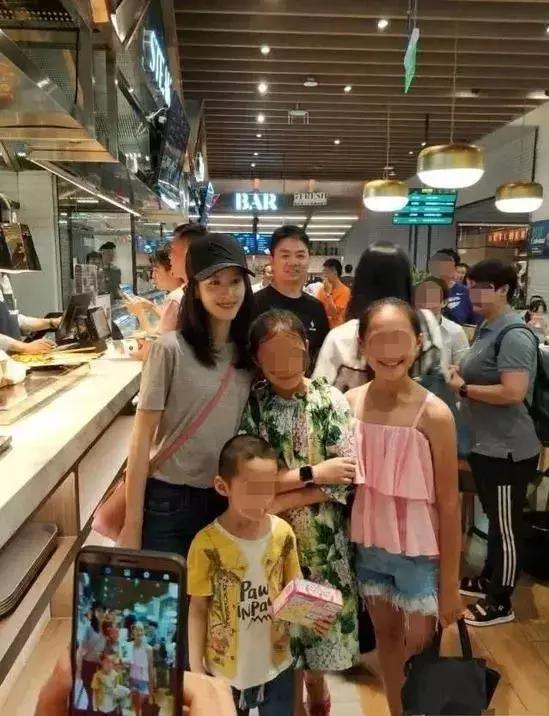 奶茶妹妹章泽天身穿无痕裤显气质,奶茶妹妹章泽天和刘强东早期视频