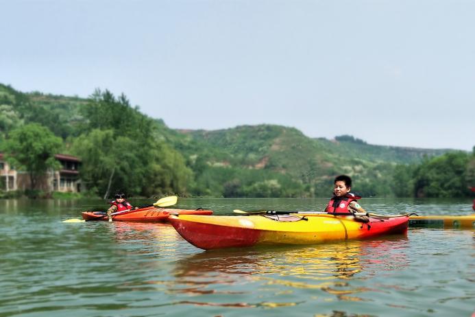 松开孩子的手让他学会成长,孩子放开他的手
