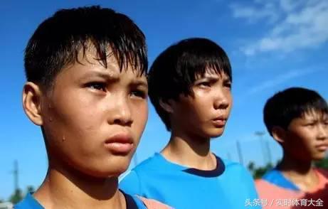 中国女孩捡球,捡球的中国女孩