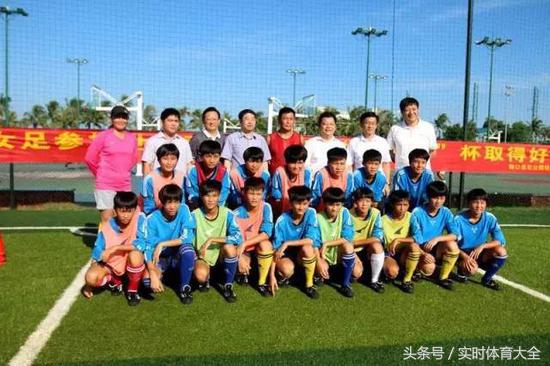 中国女孩捡球完整视频,捡球的中国女孩