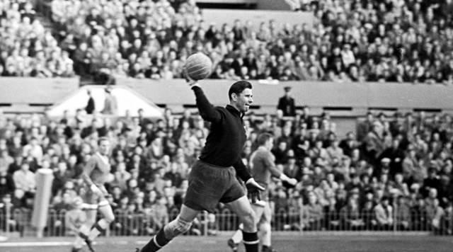 足球界梅西和c罗哪个更厉害,历史十大球员中梅西c罗排第几