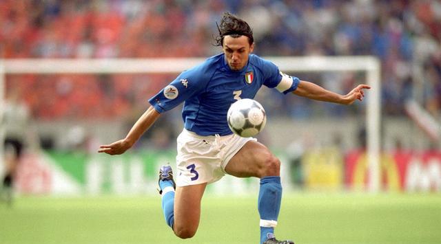 足球界梅西和c罗哪个更厉害,历史十大球员中梅西c罗排第几