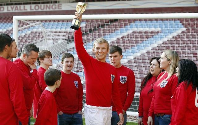 足球界梅西和c罗哪个更厉害,历史十大球员中梅西c罗排第几