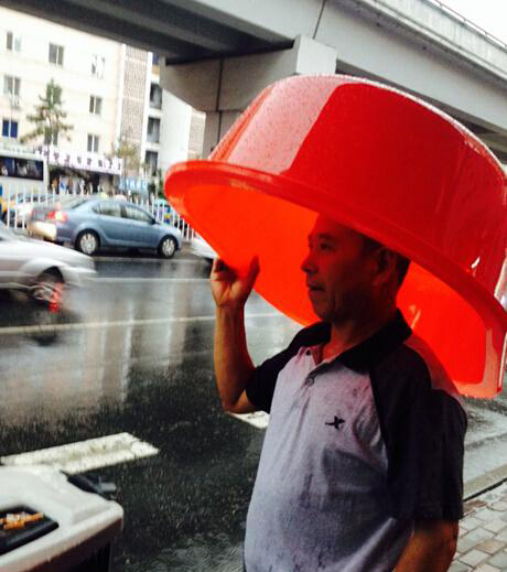 下雨时那些奇葩装扮,下雨天的奇葩出行
