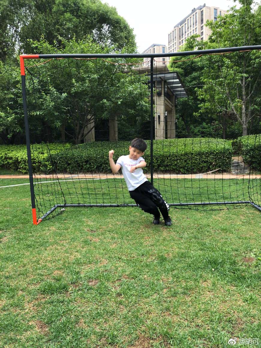 胡可和安吉在台上表演,胡可为安吉庆生安吉玩水不亦乐乎