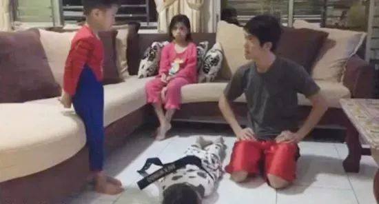 男孩跪地痛哭视频,男孩跪地哭泣的视频