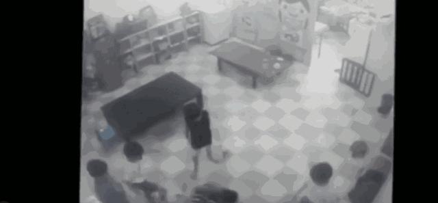 男孩跪地痛哭视频,男孩跪地哭泣的视频