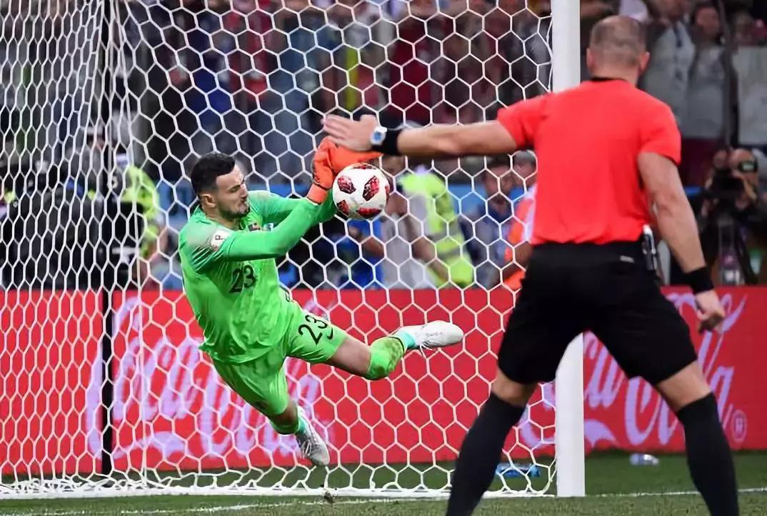 克罗地亚门将利瓦科维奇球衣,克罗地亚守门员扑出点球激动瞬间