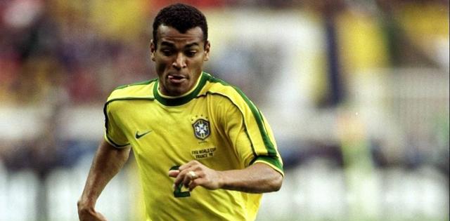 足球最佳阵容梅西c位出场,足球史上最强11人阵容c罗