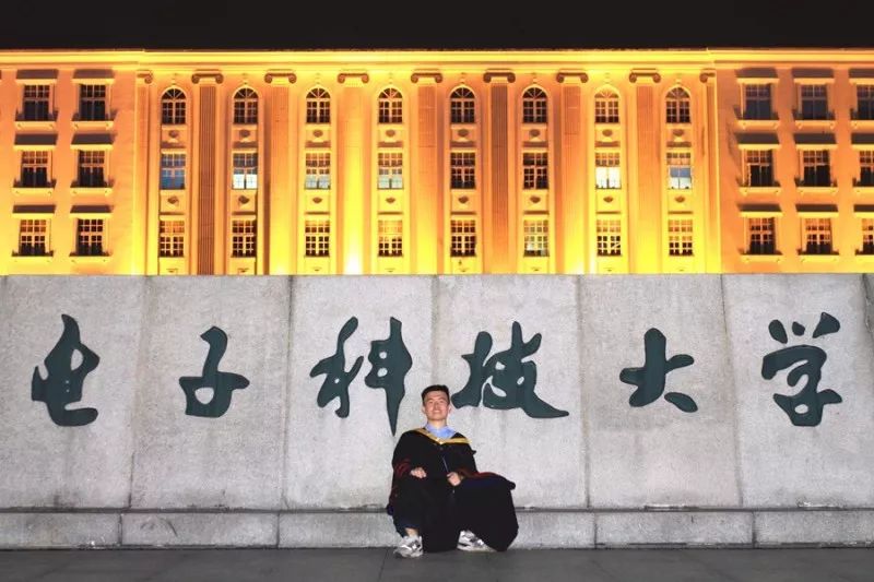 学霸领了10万元奖学金,学霸足球队