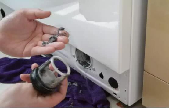 直筒的洗衣机脏东西在哪里,全自动洗衣机右下角隐藏的妙用