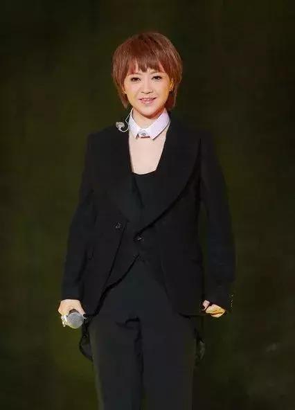 他是林夕、黄伟文共同的偶像，10年作词千首，被誉为“港乐鬼才”