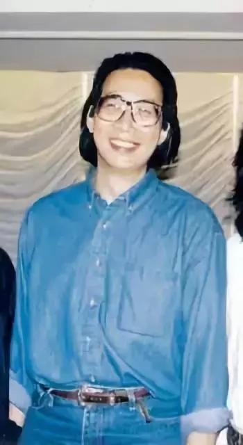 他是林夕、黄伟文共同的偶像，10年作词千首，被誉为“港乐鬼才”