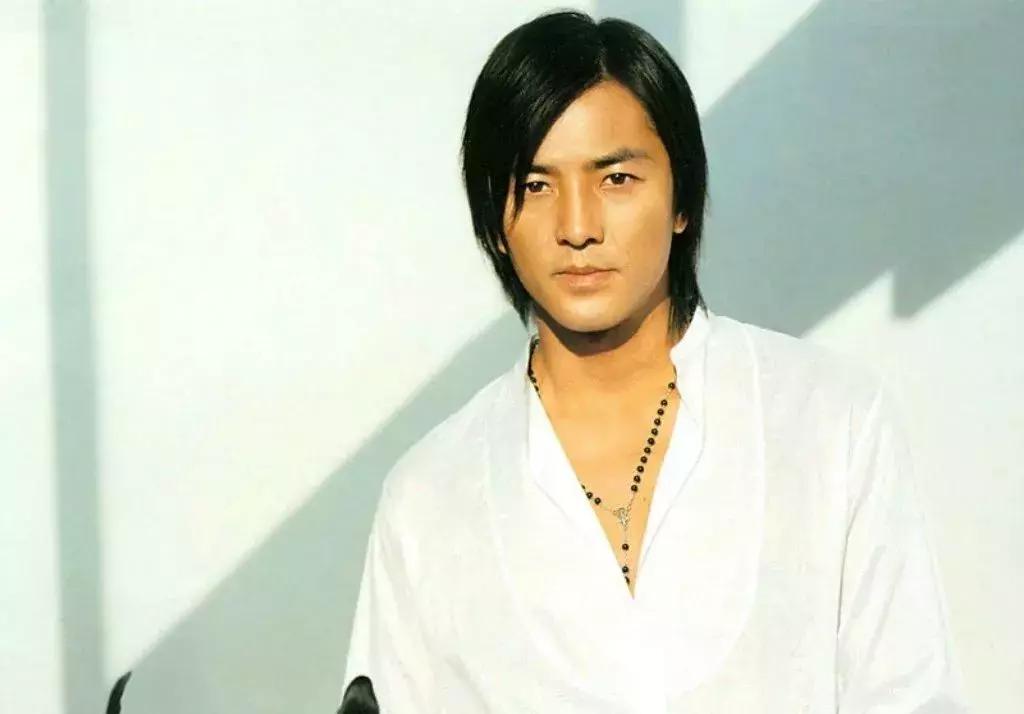 他是林夕、黄伟文共同的偶像，10年作词千首，被誉为“港乐鬼才”