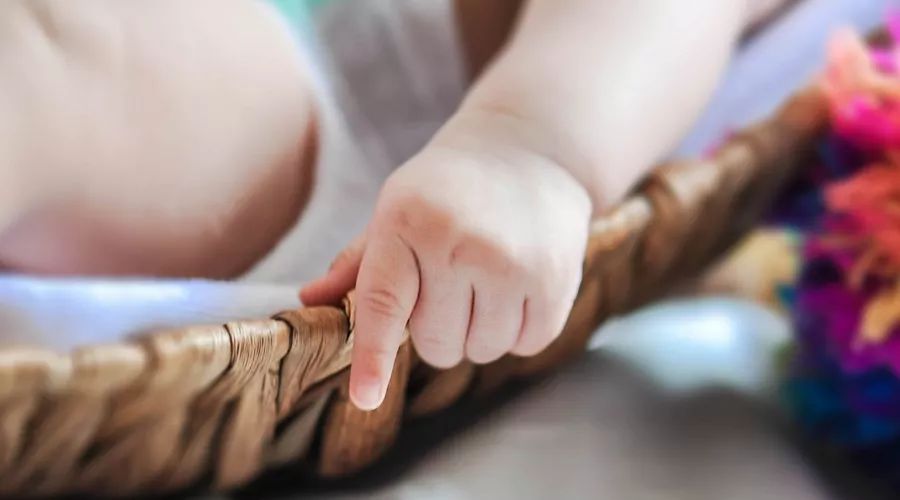 宝宝拇指内扣一定是脑损伤么,宝宝拇指内扣会影响头脑发育吗