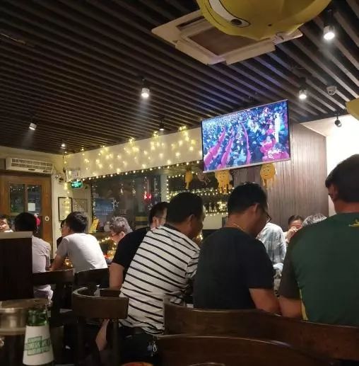 青岛高新区可以看球的餐厅,青岛专门看球的餐厅