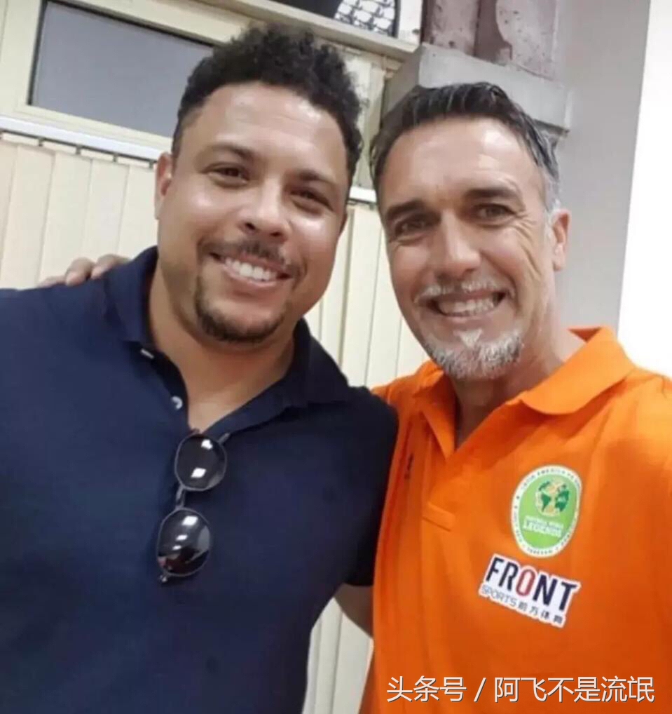 罗纳尔多晒金球,罗纳尔多实拍