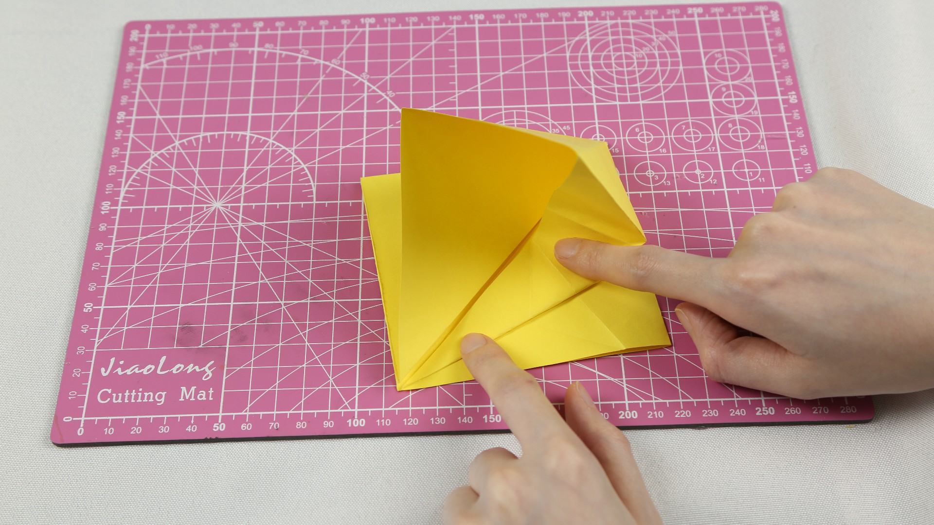 想要恐龙玩具，不用再去商场买了，姑娘教你巧用一张纸折出来