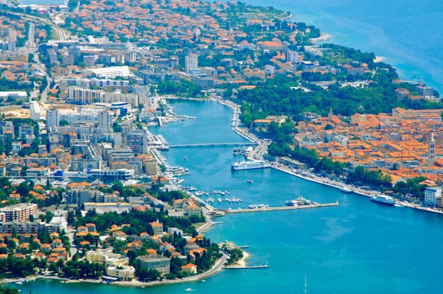 世界杯克罗地亚门将被贴脸质问,克罗地亚守门员被追