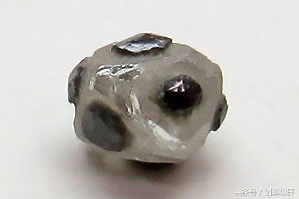 世足赛正火热俄公司发现像足球的黑白钻石