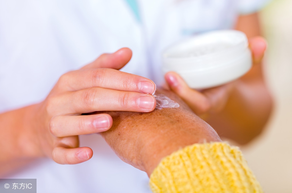 手上起小水泡用艾水泡行吗,手上起小水泡的原因有哪些