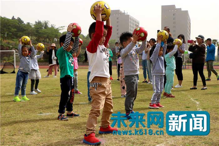 调皮蛋才踢足球？专家：踢足球提高动商培养健全人格