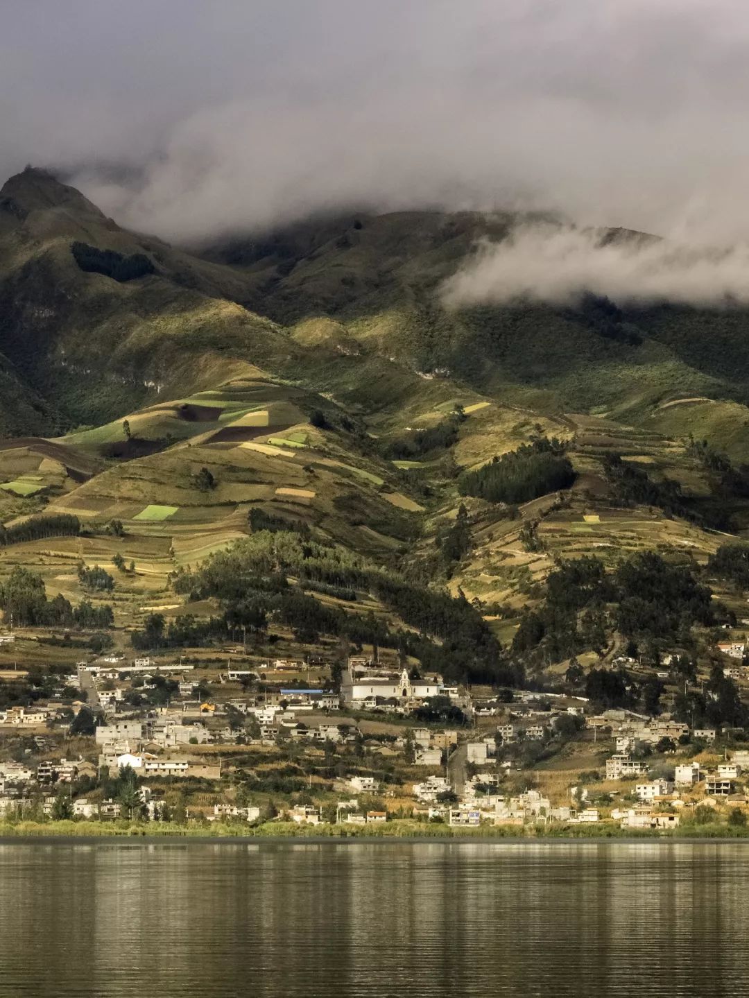 左脚北半球右脚南半球的国家,右脚在南半球左脚在北半球
