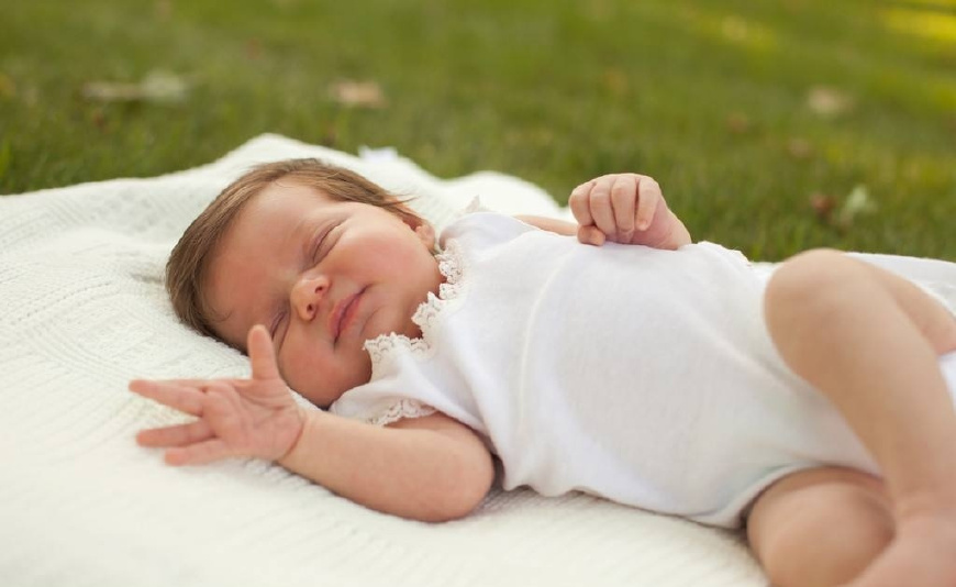 新生儿颧骨一侧凸出,婴幼儿左边颧骨突出