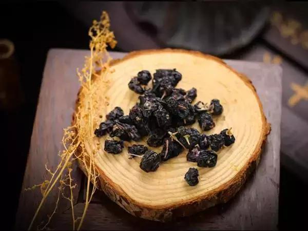 黑枸杞泡水颜色为什么会变淡,黑枸杞煮水后黑枸杞是什么颜色