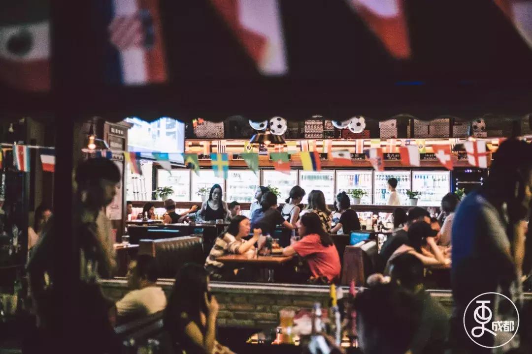 成都球迷在哪个酒吧看球,成都球迷扎堆露天看球地方