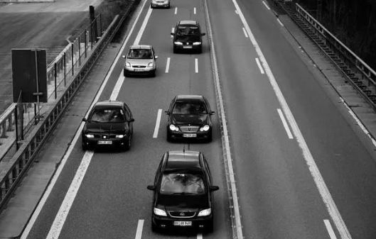 安全驾驶技巧避免90%的车祸,事故预判与安全驾驶技巧