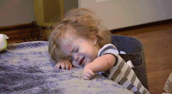 农村宝妈奇招多，手摘路边野草，开水一煮，轻松解决宝宝痱子