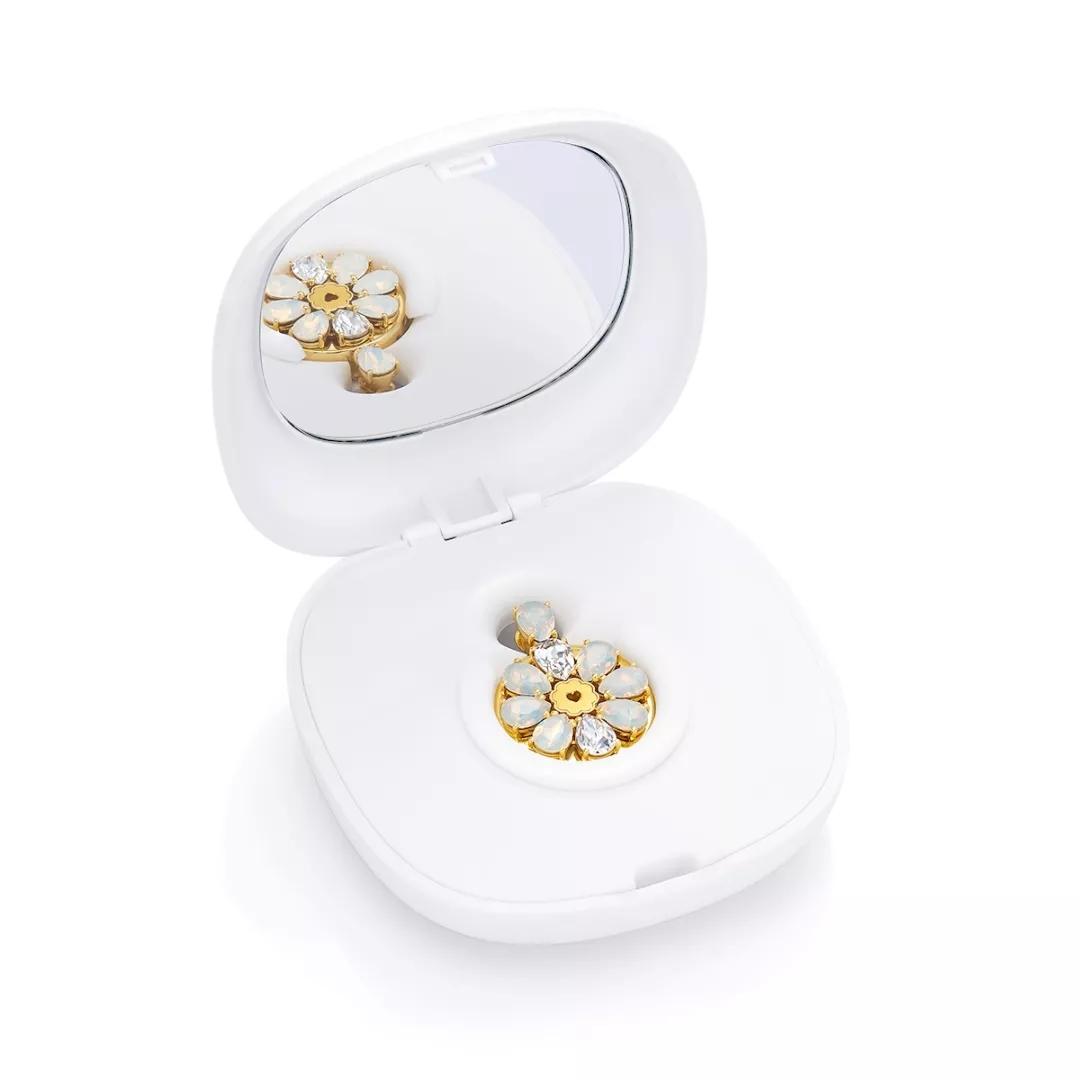 智爱天使在纽约发布，国际超模佩戴亮相时代广场