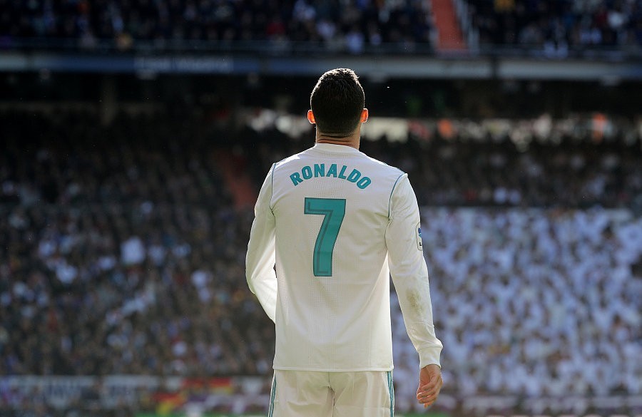 c罗向世人展示的十次王者风范,道阻且艰前一句