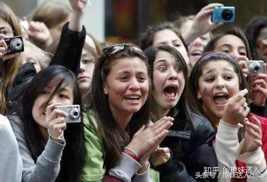 蔡徐坤和迪丽热巴的甜蜜瞬间,蔡徐坤对迪丽热巴说喜欢她