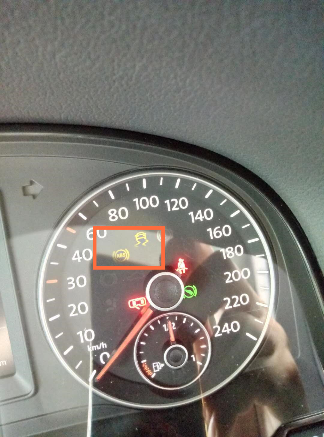 汽车仪表盘出现危险标志,车辆仪表盘指示灯警告灯的详解