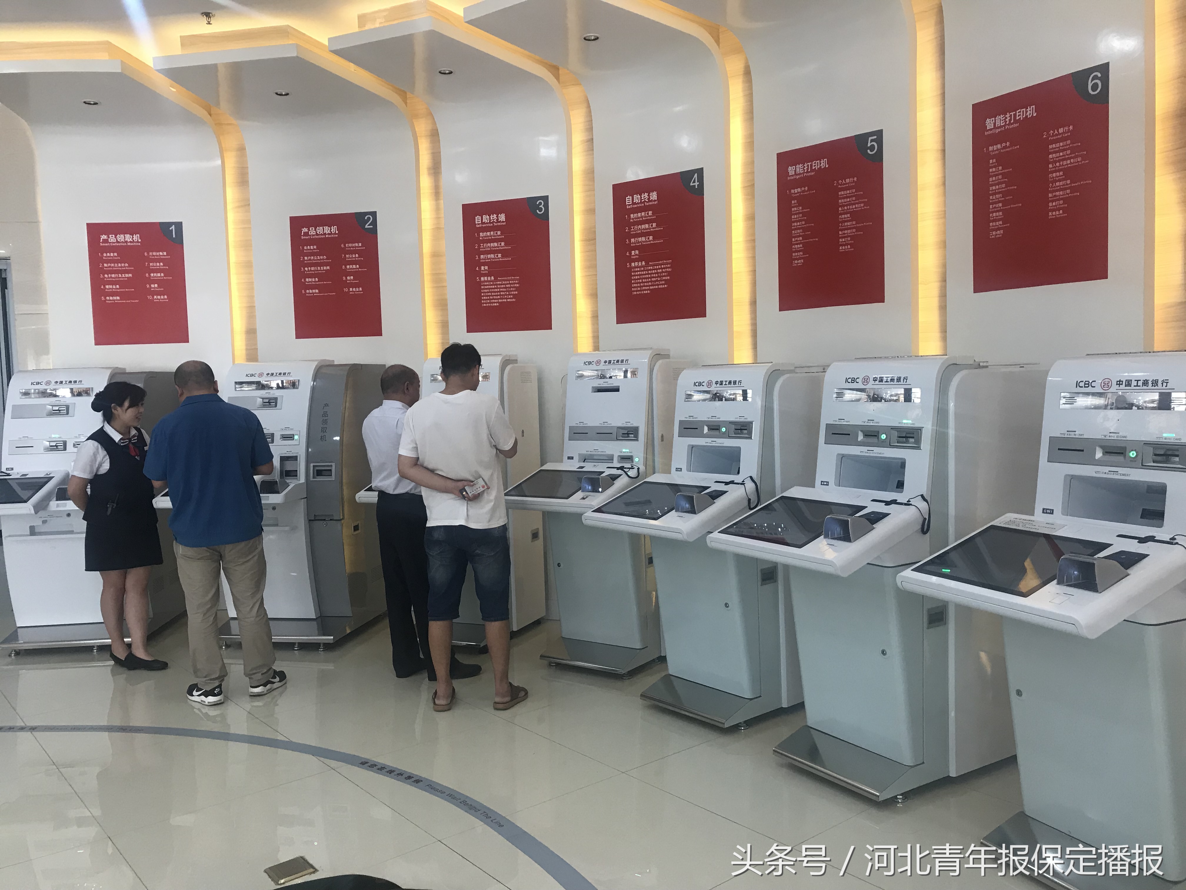 这个“银行大堂助理”太萌了！不仅能说会道，还多才多艺！