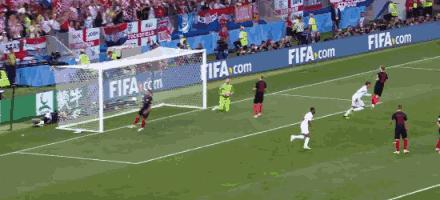 足球回不了家，哨响那一刻才知道，快乐只是你穿的保护色