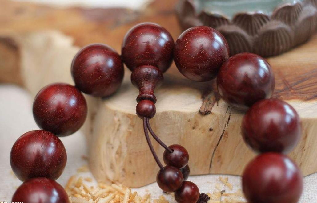 真正的小叶紫檀手串一般什么价格,两百的小叶紫檀是真的吗