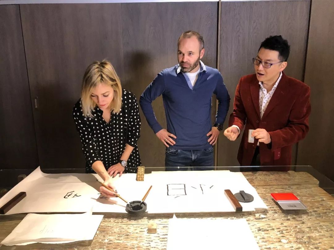 从知名解说员到幕后体育玩家，他说足球不只是比赛，更关乎人生｜中欧人物