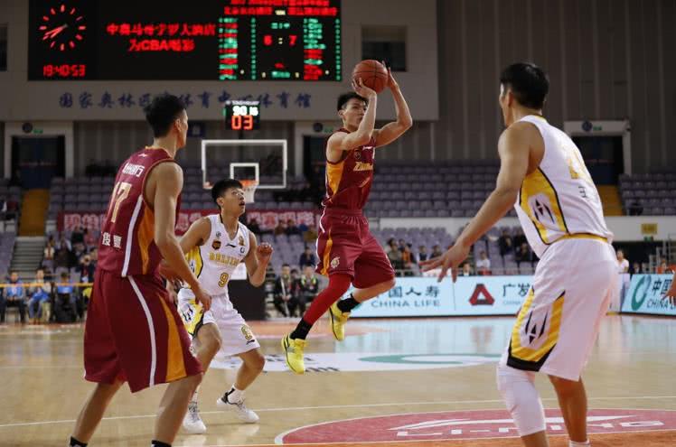 易建联领衔中国男篮最新名单,18年cba全明星采访易建联赵继伟