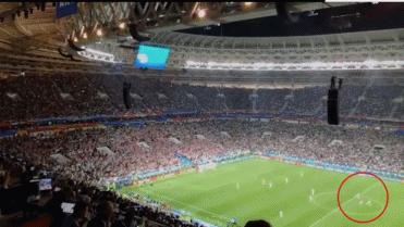 这球到底违例吗？克罗地亚庆祝时，英格兰发起快攻却被吹停……