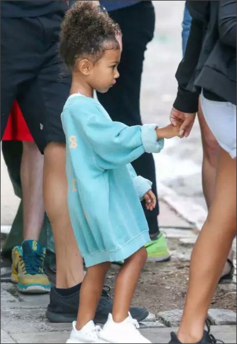 出生就穿爱马仕，上杂志封面的星二代萌娃，真是赢在了起跑线上！