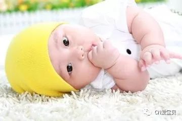 我们家宝宝特别爱吃手怎么办,我家宝宝老吃手怎么回事