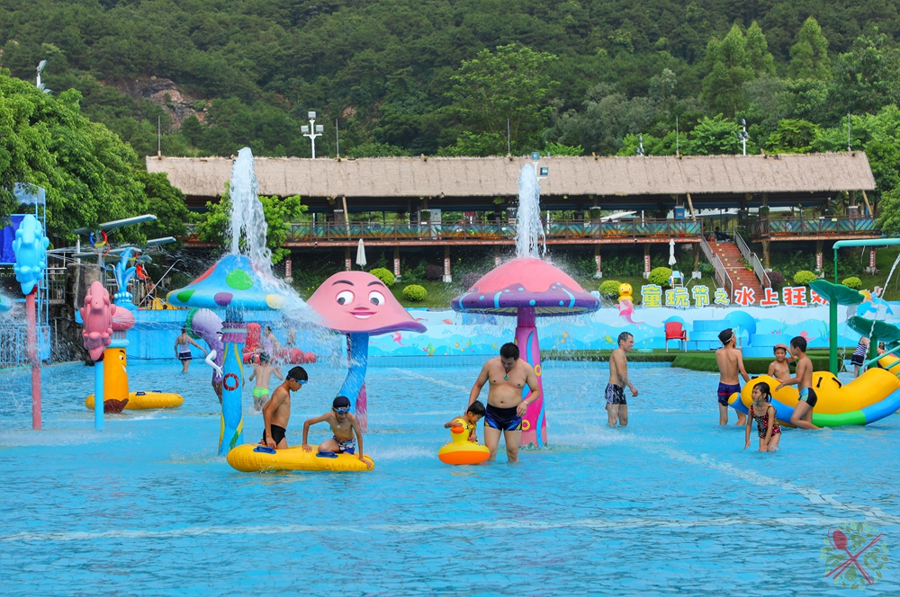 暑假带孩子逛公园,带孩子玩跳楼