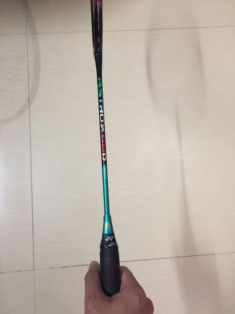 羽毛球杀球该怎么握拍,杀球时是拳式握拍还是半拳式握拍