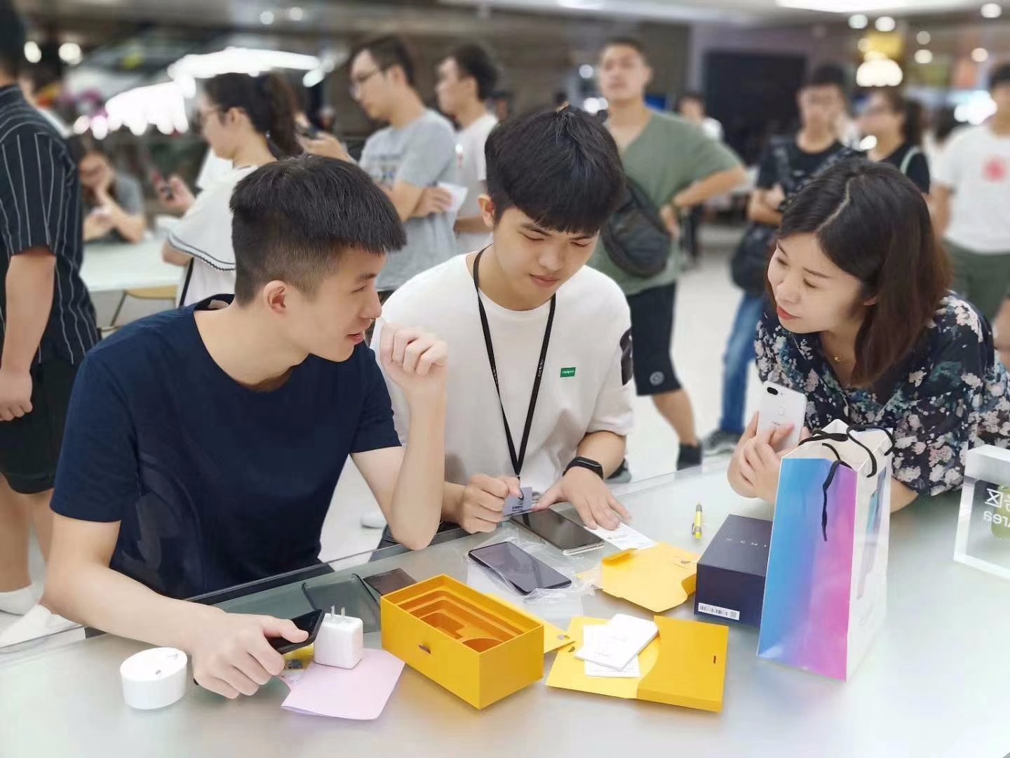 日本小哥买徕卡相机,日本小哥去小米店买小米平板