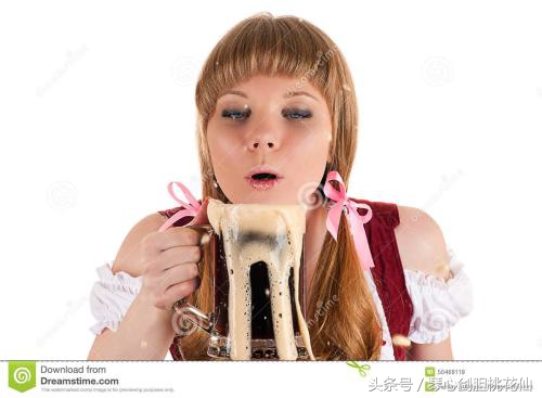 倒啤酒起泡沫的方法,倒啤酒的时候泡沫多怎么办