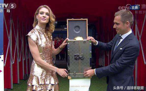 大力神杯和超模都来了！没错，这超模依旧比奖杯好看